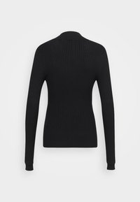Pull noir côtelé à manches longues avec une silhouette ajustée et un col montant, vu de dos sur un fond blanc uni.