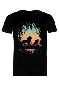 Zwarte katoenen t-shirt met een meerkleurig silhouetontwerp van dieren tegen een gradient achtergrond van blauw, roze en oranje.
