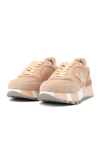Sneaker color beige chiaro con materiali in rete e suede, lacci piatti, suola intermedia bianca elevata e marchio "LIU-JO" sul lato.