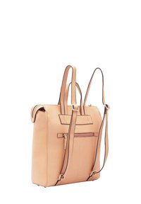 Sac fourre-tout en cuir tan avec deux poignées supérieures et des bretelles réglables. Comprend une poche zippée à l'avant et des accents en métal doré.