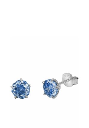 Pendientes de botón de plata con piedras preciosas azules redondas y facetadas sujetas por seis garras, mostrados con vistas frontal y lateral sobre un fondo blanco.