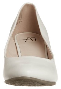 Białe skórzane płaskie buty z okrągłym noskiem i minimalistycznym designem. Gładka faktura, lekko wyściełana wkładka oraz teksturowana podeszwa dla lepszej przyczepności.