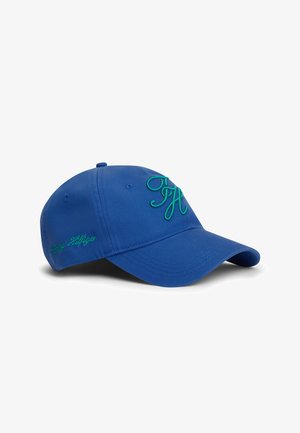 Niebieska czapka z daszkiem, z zielonym wyhaftowanym napisem "TH" z przodu oraz zielonym napisem "Tommy Hilfiger" z boku.