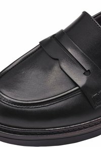 Zwarte leren instappers met een gladde afwerking, voorzien van een decoratieve band en stiksels langs de zool voor extra detail.