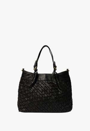 Must must nahk käekott, millel on kudumisstruktuur, kaks käepidet ja messingist tarvikud, shown valge taustaga.