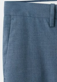 Modré látkové nohavice s bočným vreckom, pútkom na opasok a viditeľným prešívaním na páse.