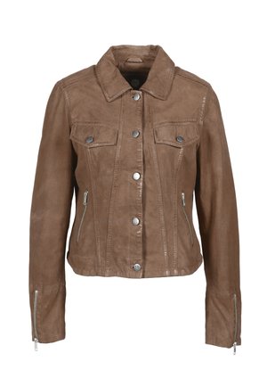 Chaqueta de cuero marrón con un diseño ajustado, dos bolsillos en el pecho, botones plateados y bolsillos laterales con cremallera. Textura suave y silueta estructurada.