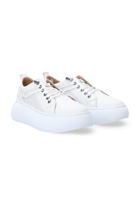 Weiße Sneaker mit einem glatten Lederoberteil, gestanzten Akzenten, runder Zehenpartie und dicker weißer Plattformsohle. Verfügt über eine Schnürung und ein Textilfutter.
