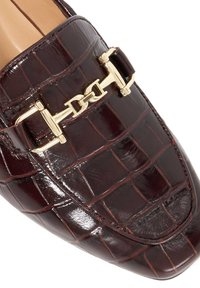 Burgundy leather loafer with a textured croc pattern, featuring a gold-tone chain accent on the vamp and a smooth rounded toe.