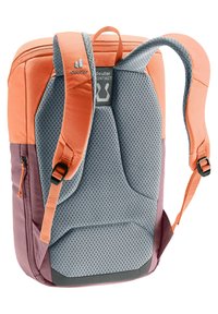 Orange und grauer Rucksack mit gepolstertem Rückenpanel, strukturiertem Material, verstellbaren Trägern und einer Reißverschlusstasche an der Seite.