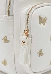 Bata Rucsac - bianco