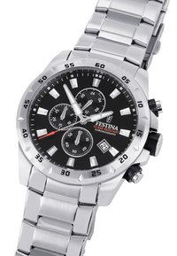 Montre chronographe en acier inoxydable argenté avec un cadran noir, des index luminescents, trois sous-cadrans et une fenêtre de date, dotée d'un bracelet brossé.