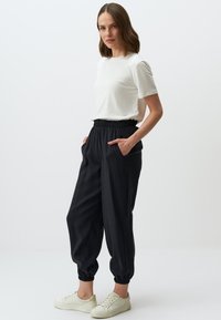 Jimmy Key ELASTIC WAIST NARROW LEG WITH POCKETS - Jogginghose - black