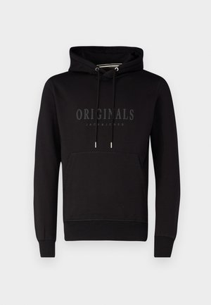 Fekete kapucnis póló kenguruzsebbel, zsinóros kapucnival és a "ORIGINALS JACK & JONES" felirattal a téren. Pamutkeverék anyag.