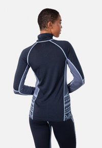Marineblaues Langarmoberteil mit blauen Akzentnähten und geometrischem Muster an den Seiten. Der Stoff sieht elastisch und glatt aus und hat einen hohen Kragen.