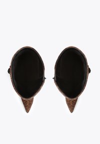 Puntige hoge hakken met een bruine luipaardprint, met een gladde bovenkant en een contrasterende zwarte binnenvoering.