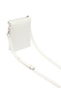 Biała skórzana torba crossbody z zamkiem błyskawicznym na górze, charakteryzująca się gładką teksturą, regulowanym paskiem i minimalistycznym wzornictwem.