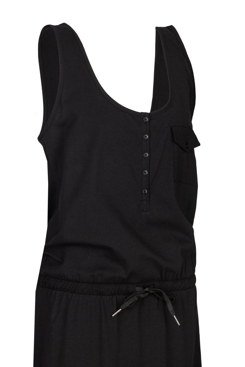 Schwarzer ärmelloser Jumpsuit aus weichem Stoff, mit Rundhalsausschnitt, durchgehender Knopfleiste und elastischem Bund mit einer kleinen Brusttasche.