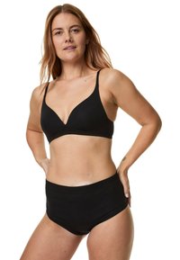 Zwart lingerieset met een driehoekige bralette met dunne bandjes en hoge taille slipjes, gemaakt van een zachte, rekbare stof.