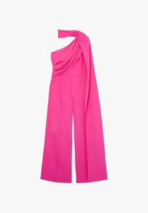 Mono rosa brillante de un solo hombro con pantalones de pierna ancha y un detalle de tela drapeada sobre el hombro que se extiende por un lado.
