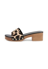 Sandalias de slide con estampado de leopardo, tacón de bloque de madera, ribete negro, acentos de tachuelas doradas y una tira ancha. Textura suave y diseño de punta abierta.