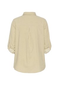 Chemise à manches longues beige et blanche à rayures verticales, manches retroussées, vue de dos.