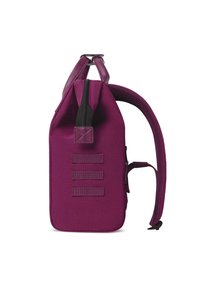 Zaino in tessuto viola con forma rettangolare, maniglia superiore, chiusura con zip e tre cinghie orizzontali su un lato per fissare gli oggetti.