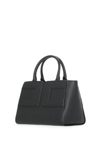 Czarna skórzana torebka z dwoma prostokątnymi bocznymi kieszeniami, zaokrąglonymi, podwójnymi uchwytami oraz usztywnionym kształtem. Teksturowana powierzchnia o prostych liniach.