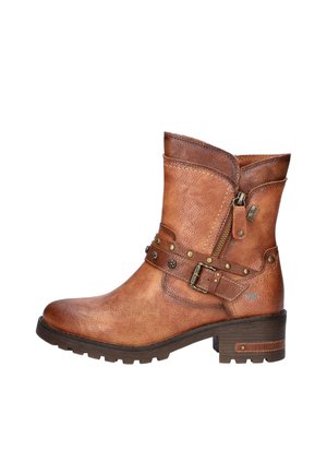 Bottine en cuir marron avec une finition texturée, sangle décorative avec clous, fermeture éclair sur le côté et talon épais.