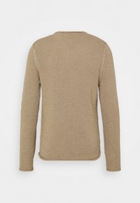 Pull en tricot beige à manches longues, texture côtelée et encolure ras du cou. Présente un ourlet droit et des détails de couture minimaux.