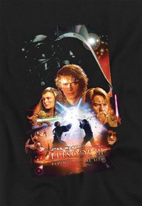Schwarzes T-Shirt mit einem bunten Druck von Charakteren aus "Star Wars: Episode III - Die Rache der Sith", mit dominierenden Lichtschwertern und Weltraumelementen.