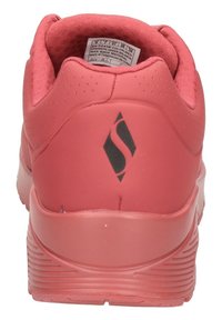 Czerwone syntetyczne buty sportowe z teksturowaną powierzchnią, wyściełanym kołnierzem i czarnym logo na pięcie. Posiadają amortyzowaną podeszwę dla komfortu.