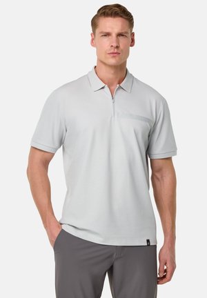 Lichtgrijs polo-shirt met een ritskraag, korte mouwen en een borstzak. Glad textuur en minimalistisch ontwerp met subtiele accenten.