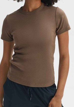 Bruine geribbelde T-shirt met korte mouwen en ronde hals, nauwsluitende pasvorm en gladde textuur. Casual ontwerp, geschikt voor dagelijks gebruik.