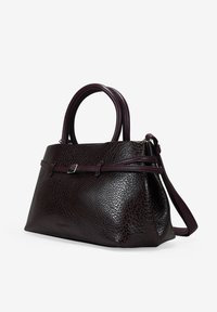 Bolso de mano de cuero marrón con superficie texturizada, asas superiores dobles, correa de hombro ajustable y detalles de hardware plateado.