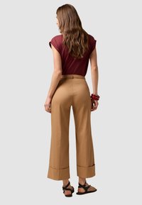 Oltre CROPPED CON RISVOLTO - Pantaloni - beige