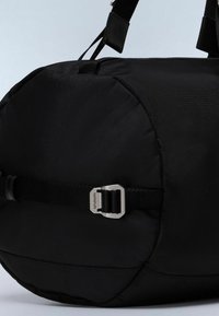 Borsa da viaggio nera in nylon testurizzato, con una fibbia metallica argentata e spallacci regolabili, dalla forma arrotondata e design elegante.