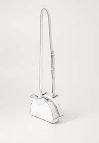 Borsa a tracolla bianca trapuntata con forma strutturata, dotata di hardware dorato e tracolla staccabile. Materiale testurizzato con dettagli in nero.