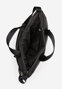Sort nylon tote taske med dobbelt stofhåndtag og lynlås lukning. Indvendigt har den en glat, foret finish med en lynlås lomme.