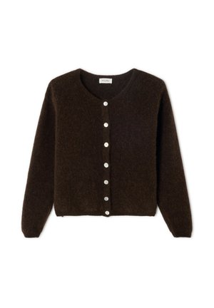 Cardigan marron en peluche avec un col rond et des manches longues. Il dispose d'une fermeture à boutons à l'avant, avec des boutons de couleur claire et une coupe décontractée.
