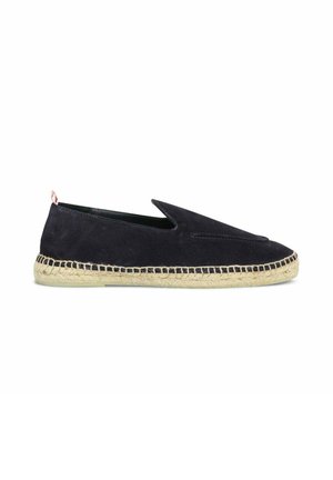 Espadrilla in suede nero slip-on con suola in juta naturale intrecciata e piccola linguetta in tessuto a righe rosse sul tallone.