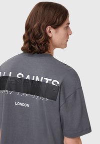 AllSaints REDACT CREW - Camiseta estampada - anthracite grey