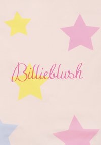 Tissu rose clair avec de grandes étoiles pastel en jaune, rose et bleu ; comporte "Billieblush" en texte cursif roses en spirale.