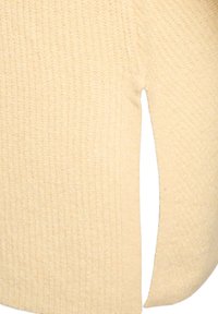 Tessuto beige chiaro lavorato a maglia con una texture a coste. Presenta una spacco laterale per un dettaglio di design aggiuntivo. Finitura liscia e aspetto morbido.