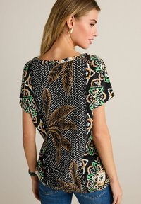 Next V-NECK BUBBLE HEM PETITE - Tričko s potlačou - black palm print