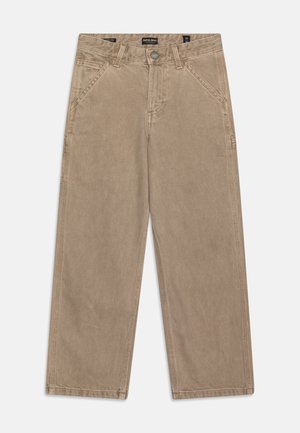 Beige brede benbukser lavet af denim. Funktioner inkluderer to forlommer, knaplukning og synlige sømme langs sømmene.