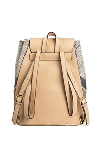 Mochila de cuero beige con paneles laterales de textil a rayas, correas ajustables y herrajes en tono dorado. Forma estructurada con asa superior.