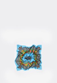 Pañuelo cuadrado en azul claro, con patrones florales en rojo, amarillo y verde, bordeado con un delicado detalle de encaje negro. Tejido texturizado.