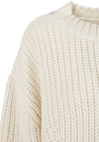 Pull en maille épaisse couleur crème avec col montant côtelé et motif texturé sur l'épaule et la manche.