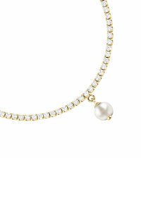 Collana d'oro con pietre lucenti e trasparenti, presenta un pendente con una singola perla bianca. Forma liscia e arrotondata, finitura lucida con un design delicato.